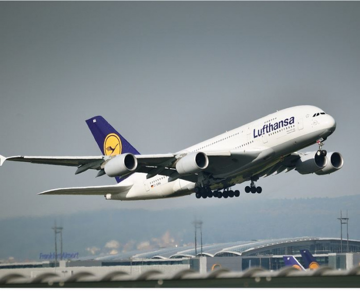 самолёт компании Lufthansa