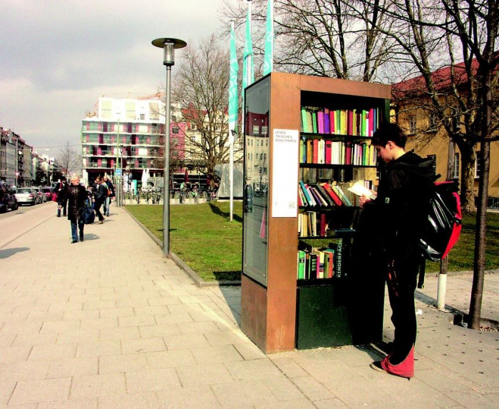 общественный книжный шкаф