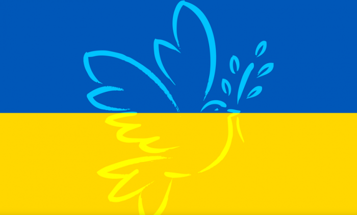 силуэт голубя на фоне флага Украины