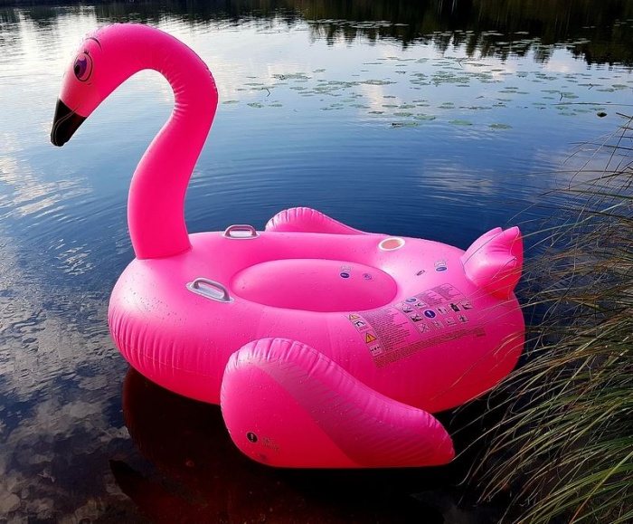 надувной розовый фламинго