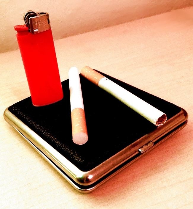 сигареты и зажигалка на столе