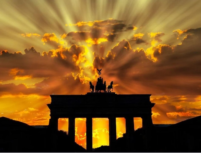 Бранденбургские ворота в лучах заката