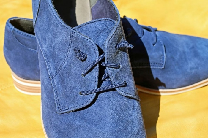 пара обуви синего цвета
