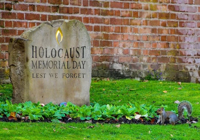 памятник жертвам Холокоста